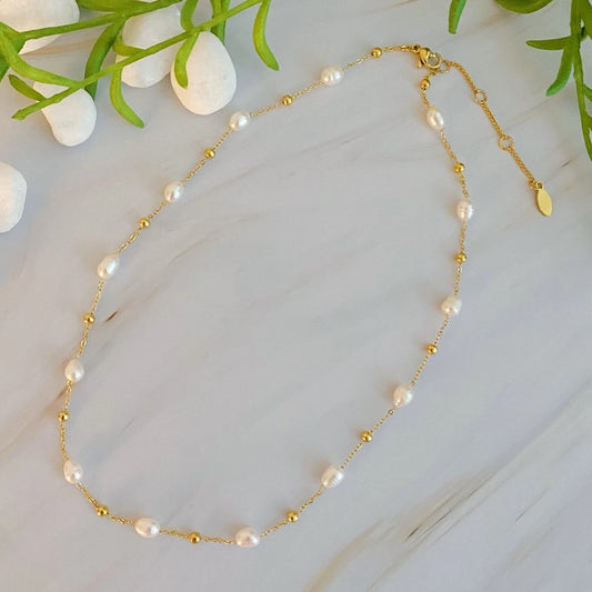 Gold choker necklace with alternating pearl and gold beads