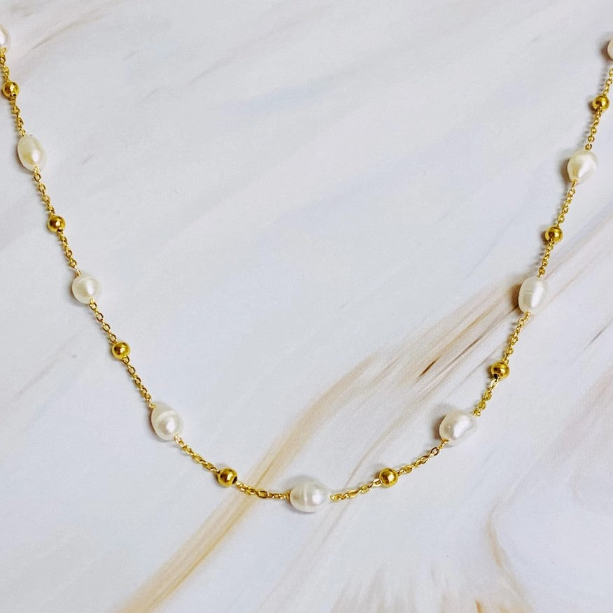 Gold chain necklace with alternating pearl and gold beads