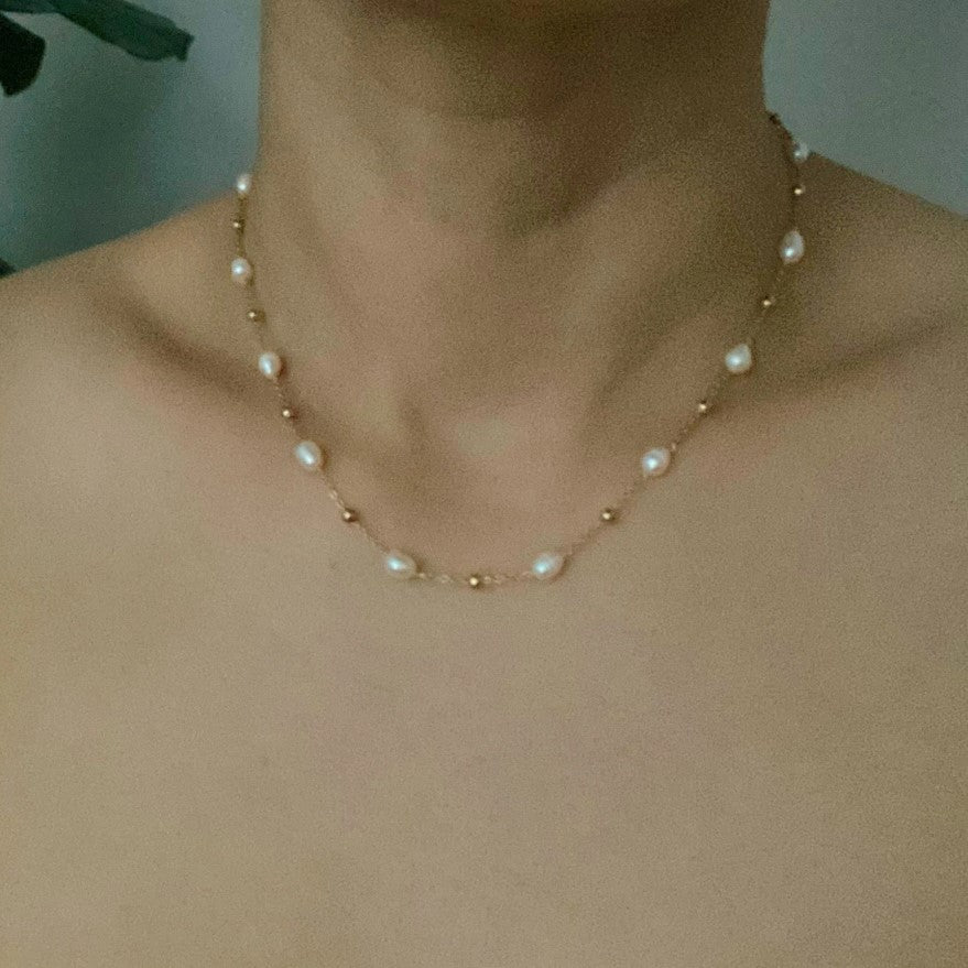 Gold choker necklace with alternating pearl and gold beads